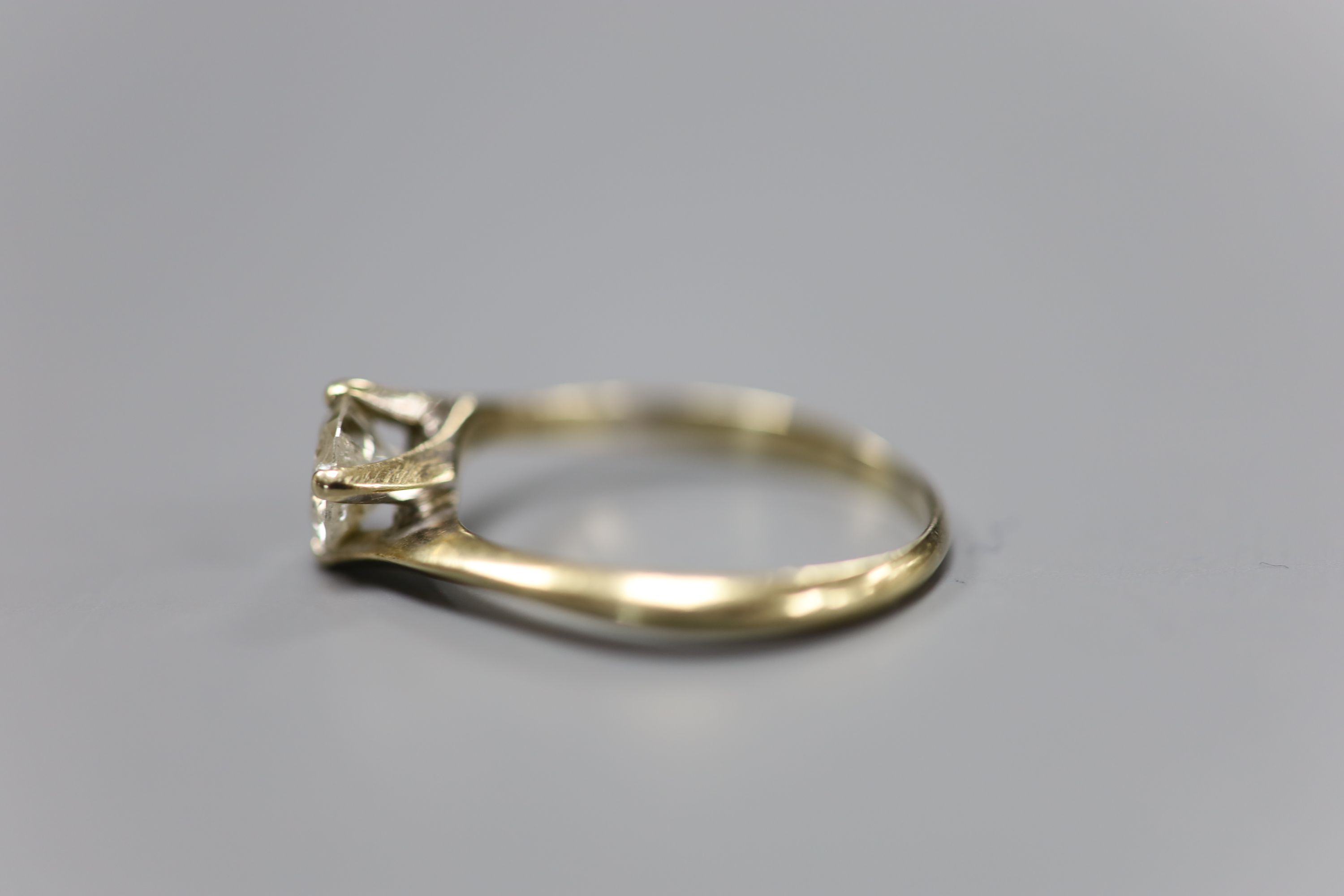 A modern 18ct gold set solitaire diamond ring, size S/T, gross 3.2 grams,